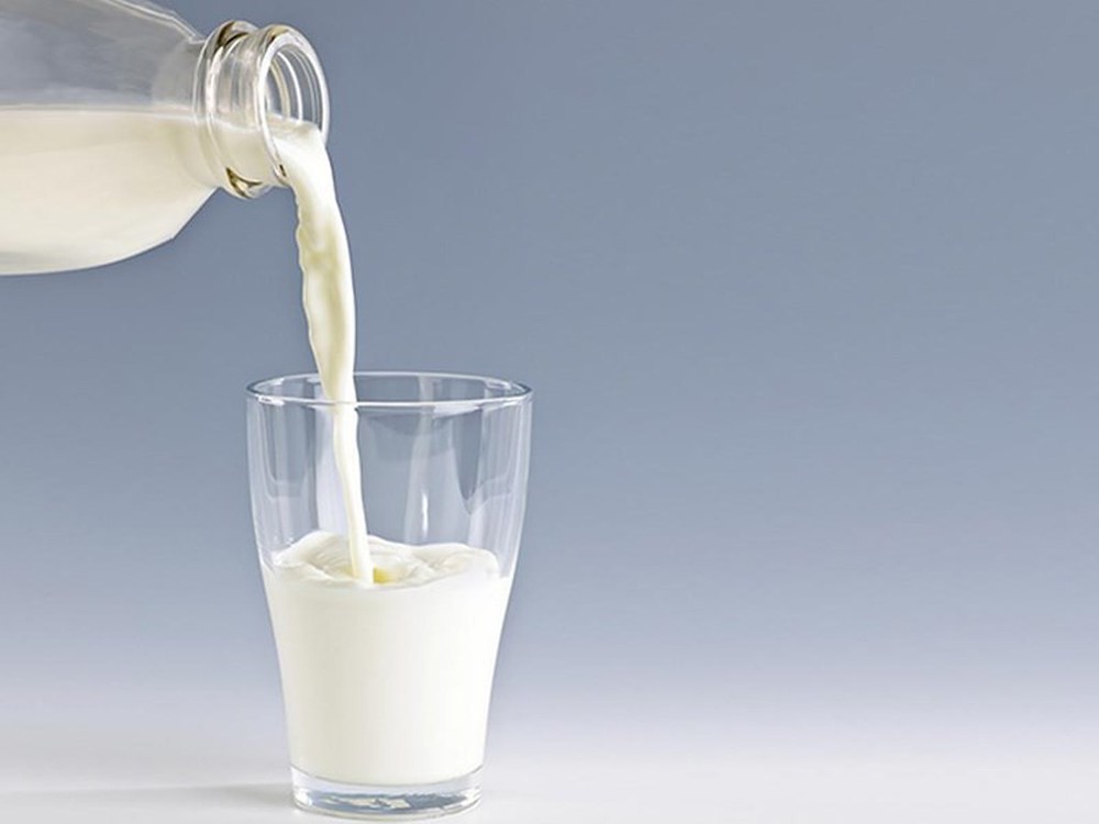 Sai lầm khi cho trẻ uống sữa tươi cha mẹ nào cũng cần biết - Ảnh 1.