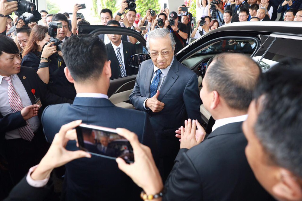 Tự lái VinFast, Thủ tướng 94 tuổi của Malaysia: “Xe khoẻ, thiết kế đẹp, tiếc là tôi chỉ lái được 100km/h thôi” - Ảnh 6.