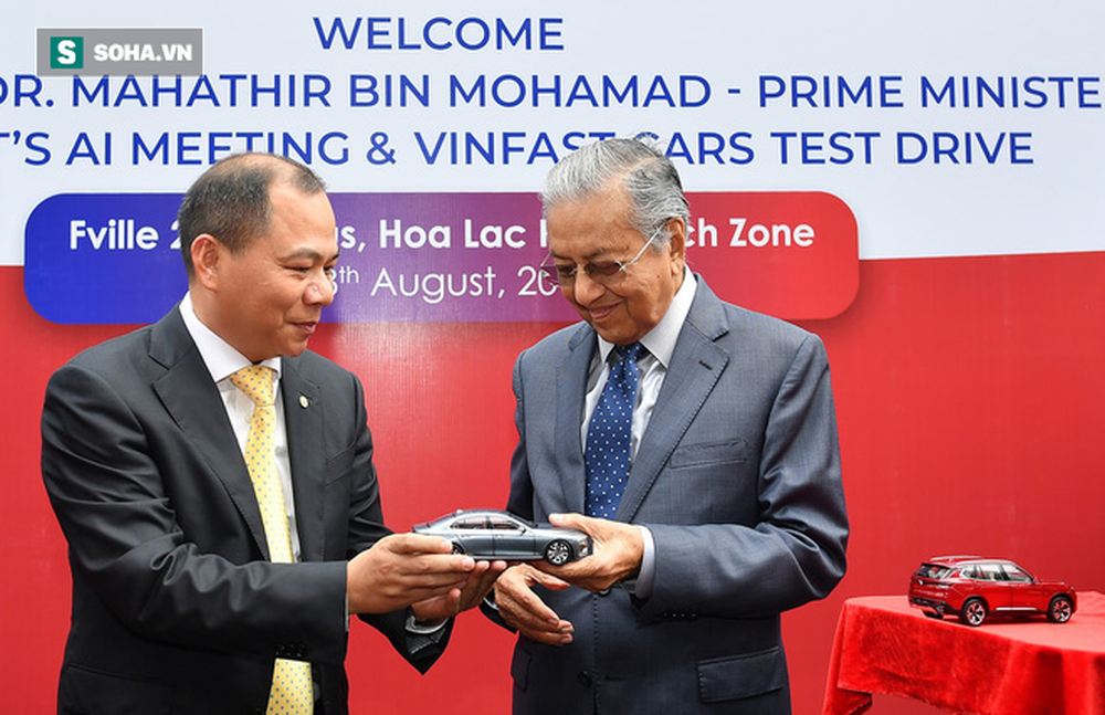 Tự lái VinFast, Thủ tướng 94 tuổi của Malaysia: “Xe khoẻ, thiết kế đẹp, tiếc là tôi chỉ lái được 100km/h thôi” - Ảnh 8.