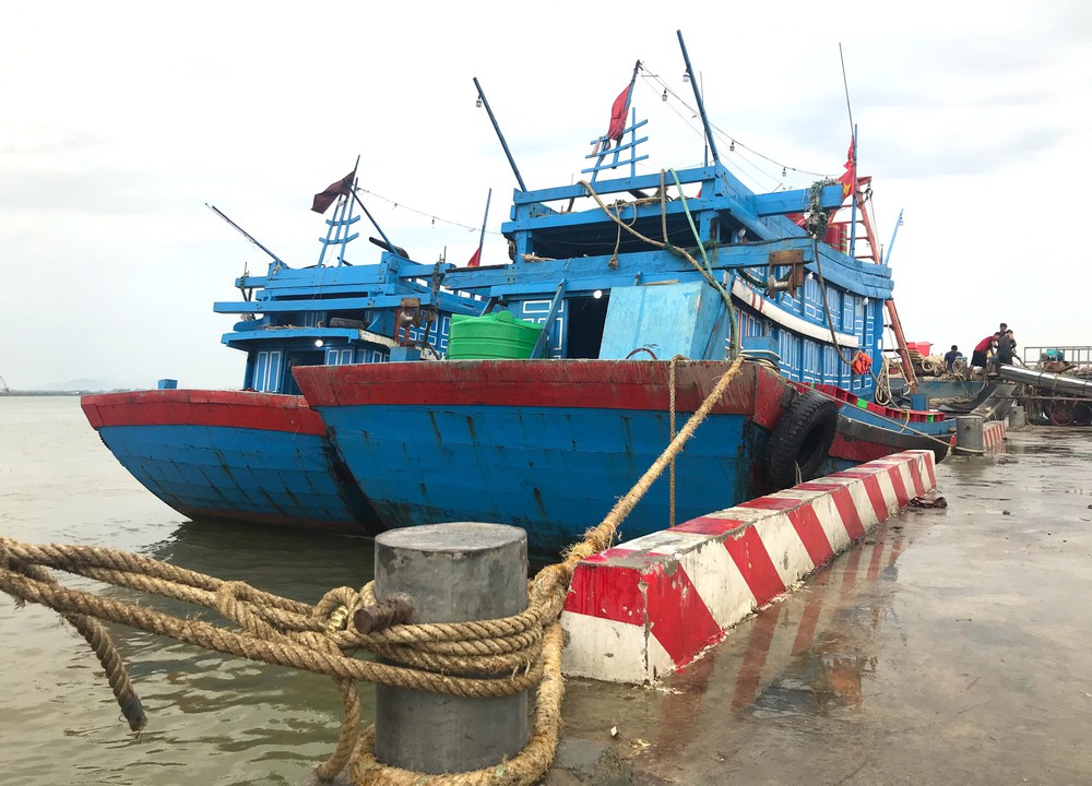 Nghe tin bão lớn sắp đổ bộ, người dân ven biển hối hả cất thuyền, tháo mái tôn tránh bão - Ảnh 3.