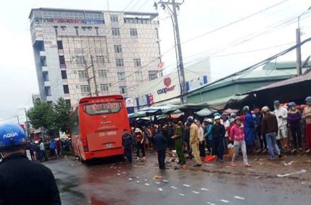 [Video] Hiện trường xe khách lao vào chợ, tông hàng loạt người đang mua bán, ít nhất 3 người chết - Ảnh 6.