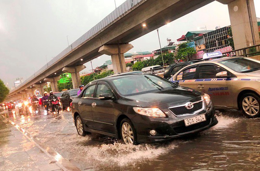 Đường Hà Nội ngập nước, ùn tắc trong chiều 30/8 - Ảnh 2.