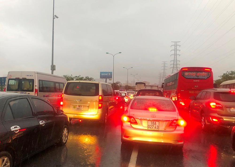 Đường Hà Nội ngập nước, ùn tắc trong chiều 30/8 - Ảnh 7.