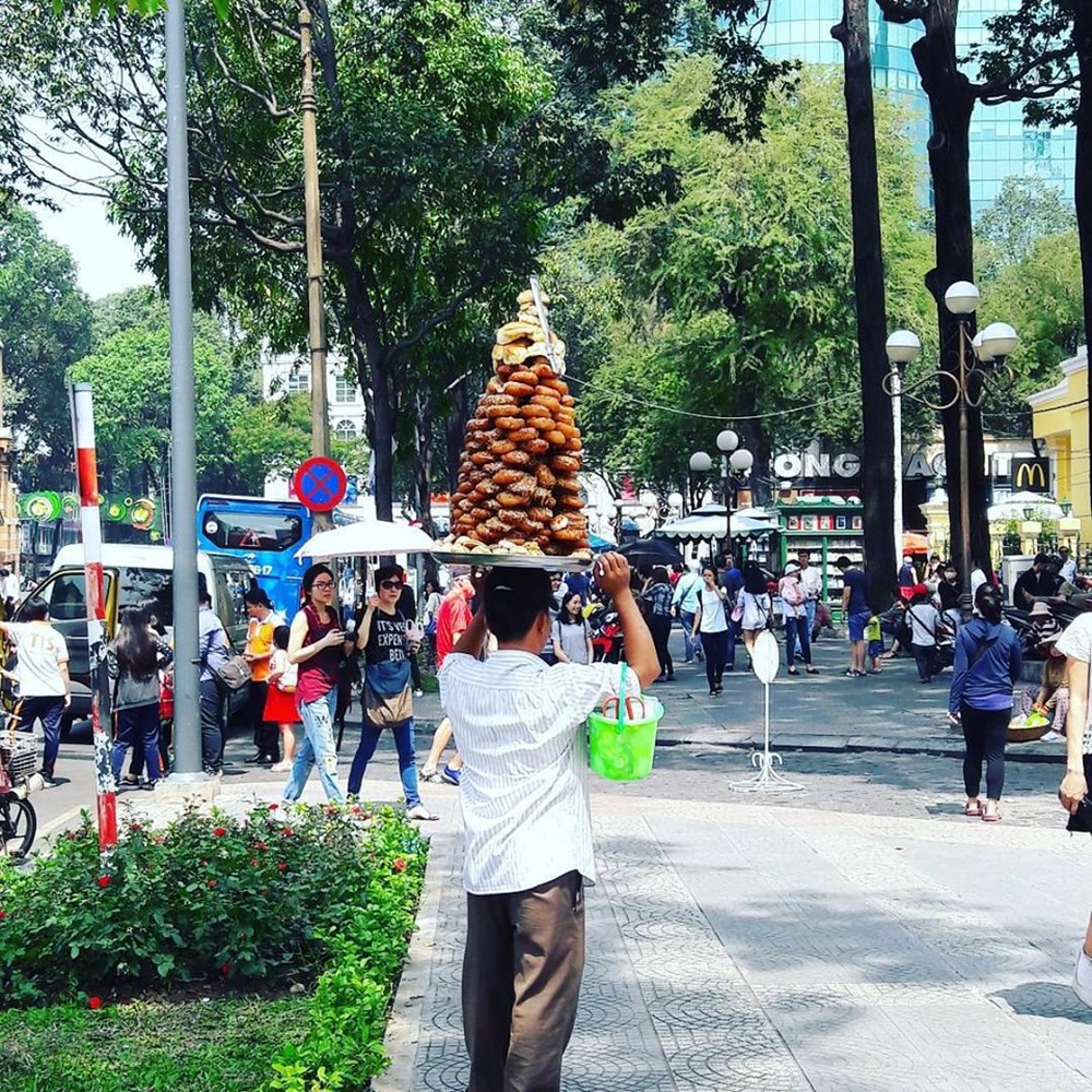 Người đàn ông đội chồng bánh lạ dạo quanh nhà thờ Đức Bà Sài Gòn và câu chuyện mưu sinh xúc động - Ảnh 3.