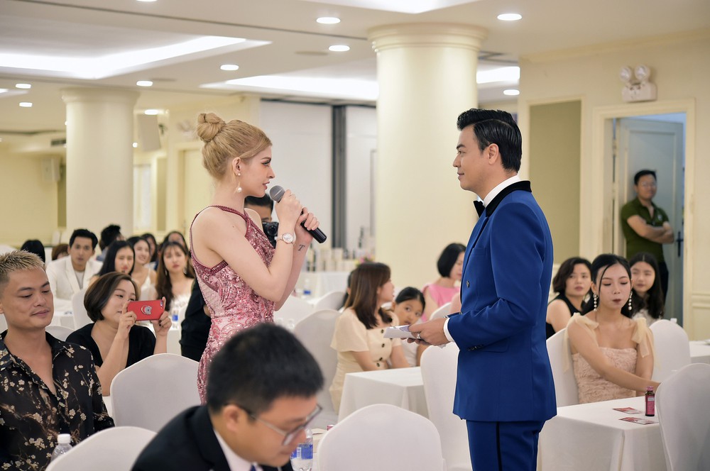 Không chỉ trong phim, chú Quốc ngoài đời cũng ga-lăng như thế này - Ảnh 8.