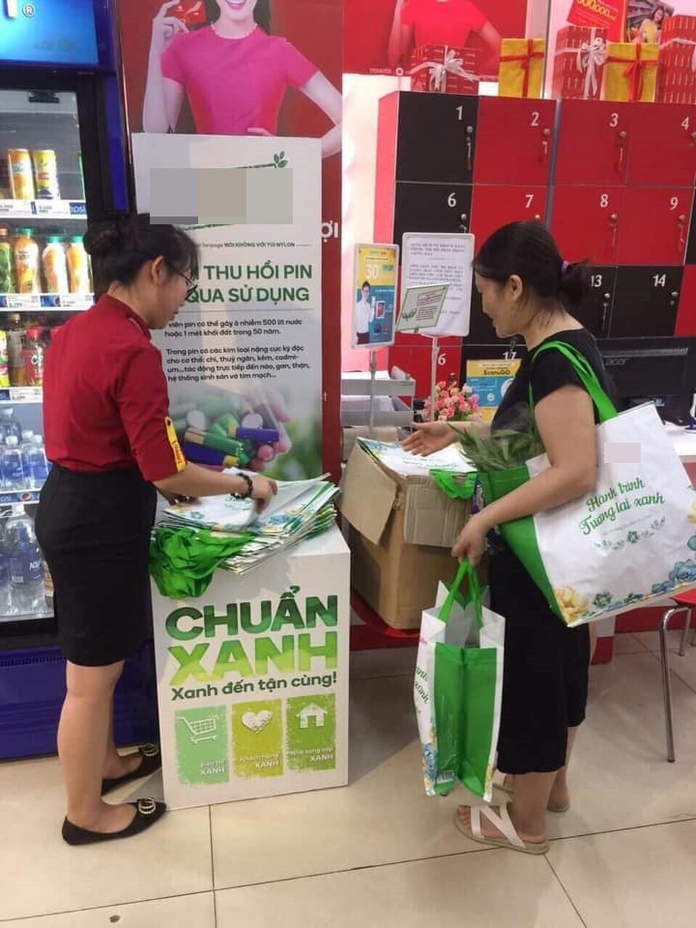 Hà Nội: Bà chị hào phóng, mua hẳn 150 chiếc túi bảo vệ môi trường để tặng các khách hàng khác cùng đi siêu thị - Ảnh 1.