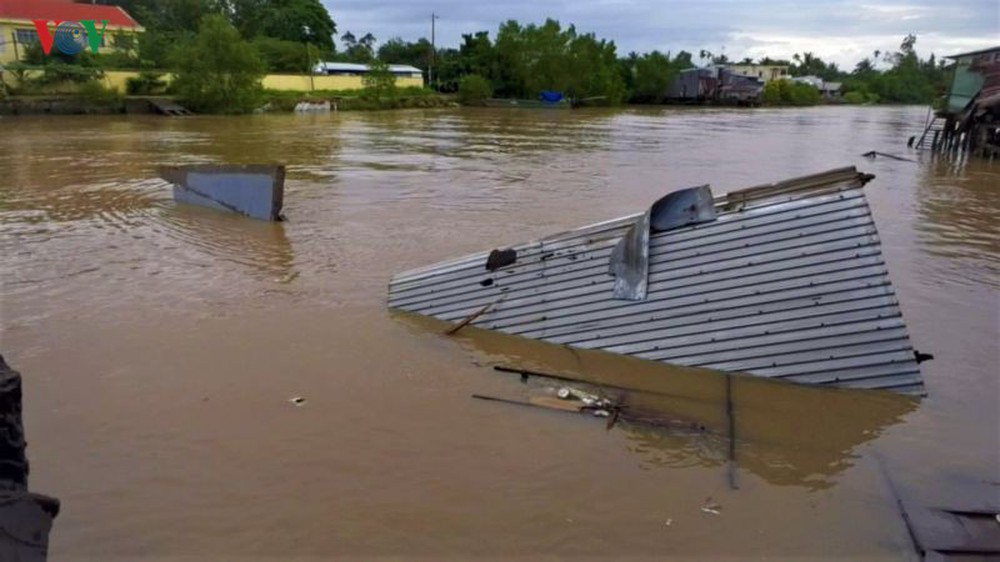 Sụt lún nghiêm trọng làm sạt lở 9 căn nhà xuống sông ở Sóc Trăng - Ảnh 2.