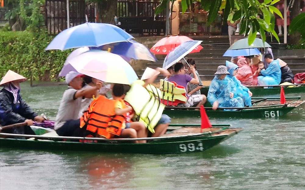 Hàng nghìn du khách đội mưa du thuyền tại Tràng An - Ảnh 4.