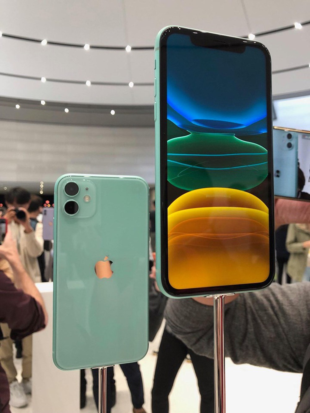 iPhone 11 vừa ra mắt, hội chị em tấm tắc khen màu sắc chuẩn bánh bèo nhưng cụm camera lại là một trò đùa hài hước - Ảnh 2.