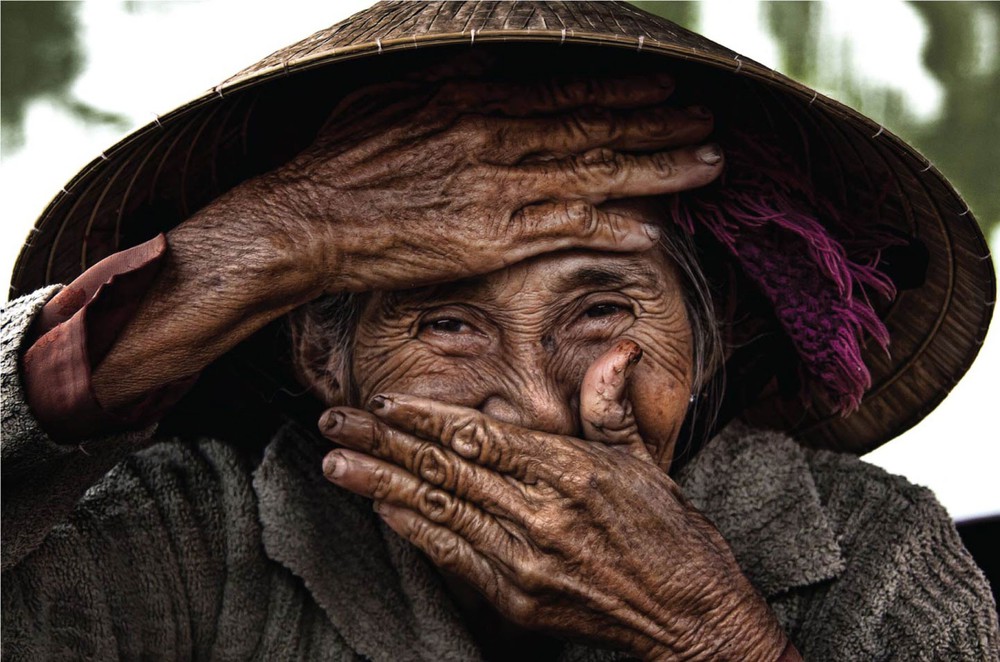 Khoảnh khắc lấy tay che miệng cười và hành trình trở thành cụ bà Việt đẹp nhất thế giới - Ảnh 1.