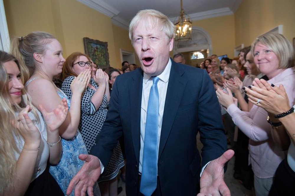 Khoảnh khắc hài hước trong những tuần ồn ào đầu tiên của Thủ tướng Anh - Ảnh 12.