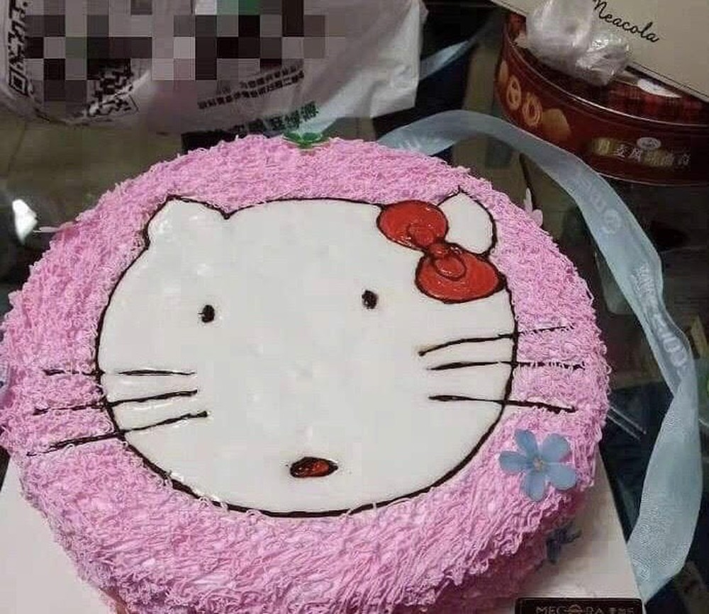 Đặt hình Hello Kitty, cô gái lại nhận về chiếc bánh mặt mèo bị tẩy trang, xấu tới mức không muốn thổi nến - Ảnh 3.