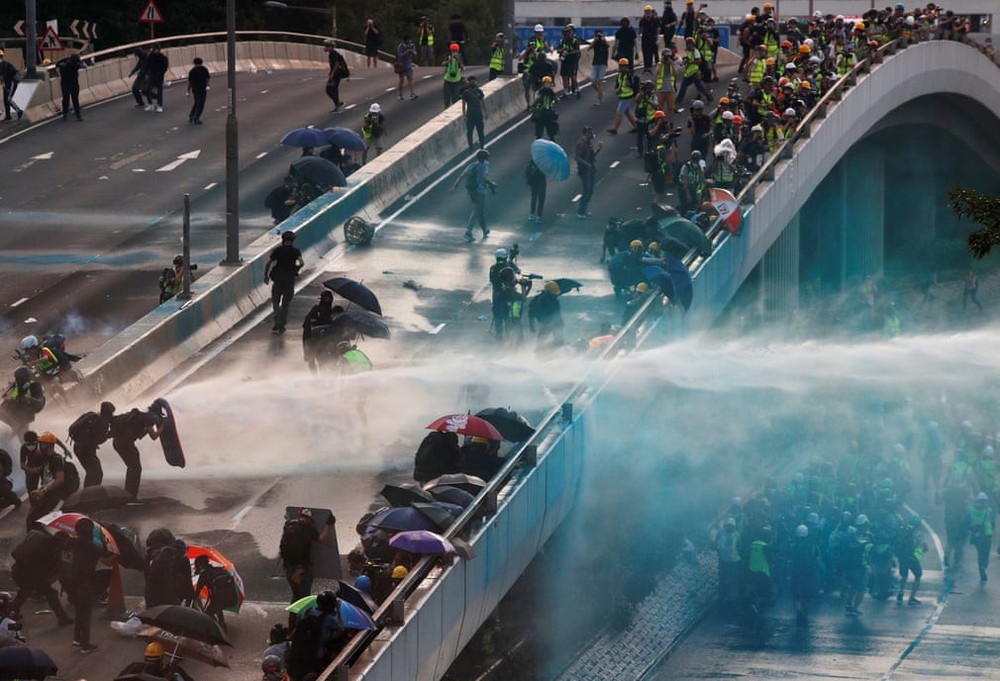 24h qua ảnh: Cảnh sát phun vòi rồng vào người biểu tình ở Hong Kong - Ảnh 5.