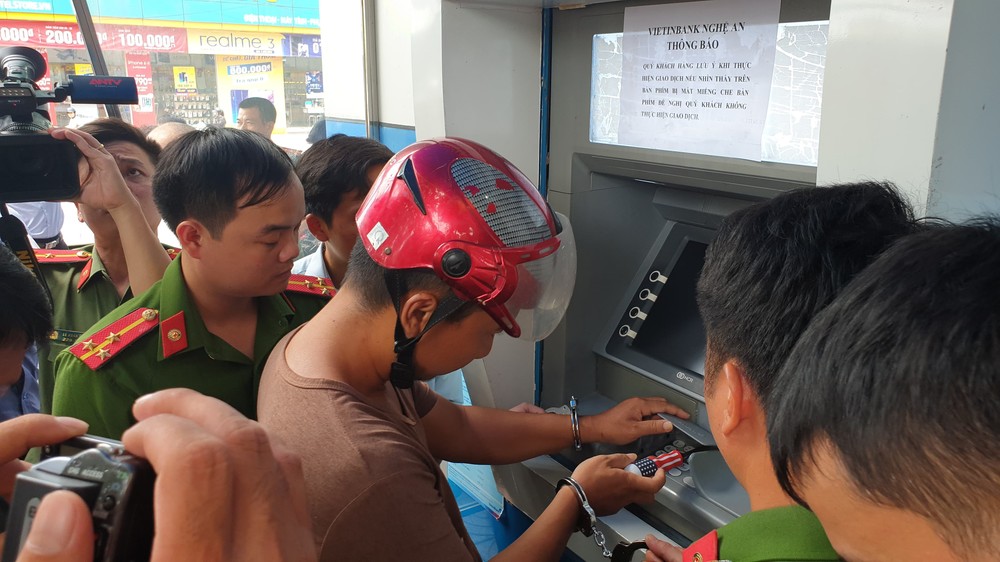 Bắt 3 người Trung Quốc trong vụ cài thiết bị điện tử lạ vào máy ATM để trộm tiền - Ảnh 2.