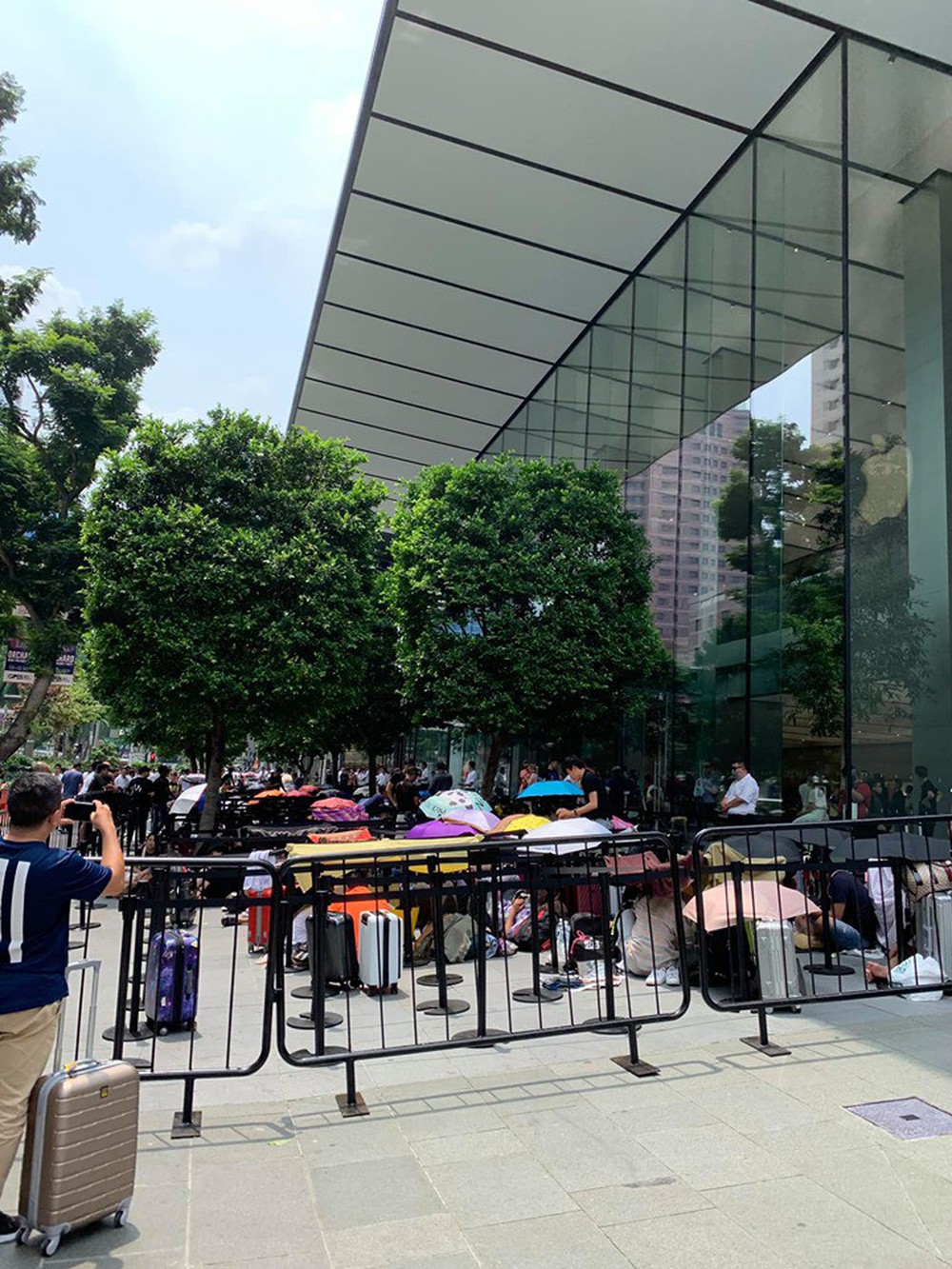 Dân Việt đổ về Apple Store, mang theo vali xếp hàng trước giờ mở bán iPhone 11 - Ảnh 4.