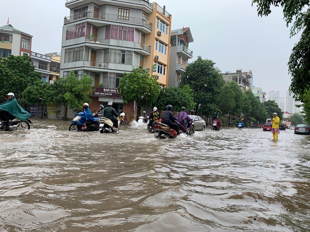 Hà Nội mưa lớn ngập sâu, người dân bơi đi làm giữa dòng xe tắc nghẽn - Ảnh 1.