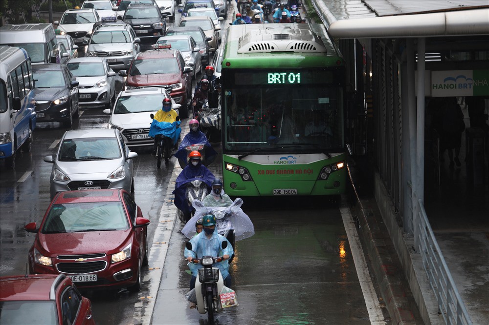 Gần trưa, nhiều tuyến đường ở Hà Nội vẫn kẹt cứng sau mưa lớn - Ảnh 4.