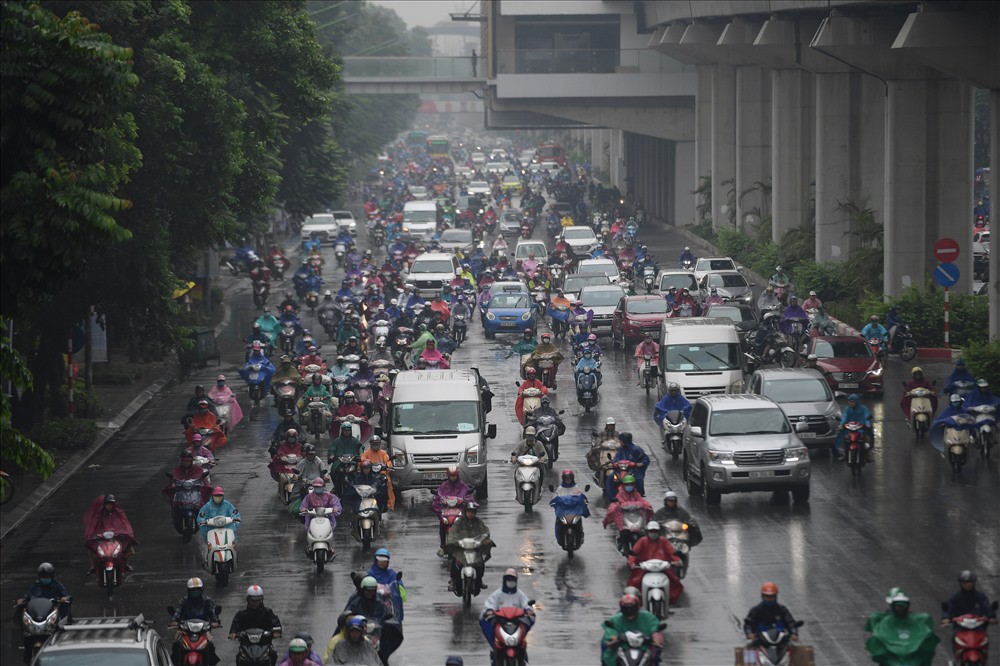 Gần trưa, nhiều tuyến đường ở Hà Nội vẫn kẹt cứng sau mưa lớn - Ảnh 6.