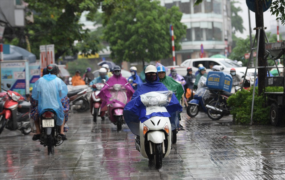 Gần trưa, nhiều tuyến đường ở Hà Nội vẫn kẹt cứng sau mưa lớn - Ảnh 8.