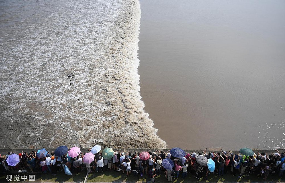 24h qua ảnh: Du khách xem thủy triều trên sông Tiền Đường - Ảnh 3.