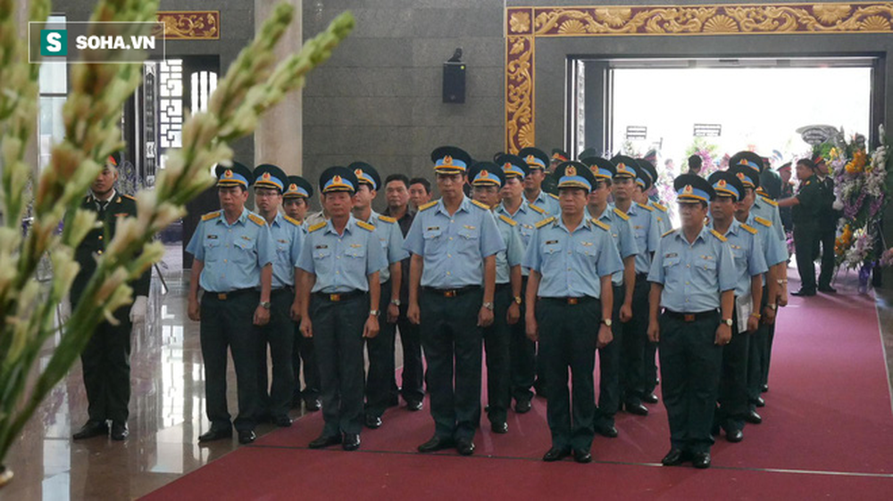 [Ảnh] Xúc động những người đồng đội chào tiễn biệt phi công huyền thoại Nguyễn Văn Bảy - Ảnh 5.