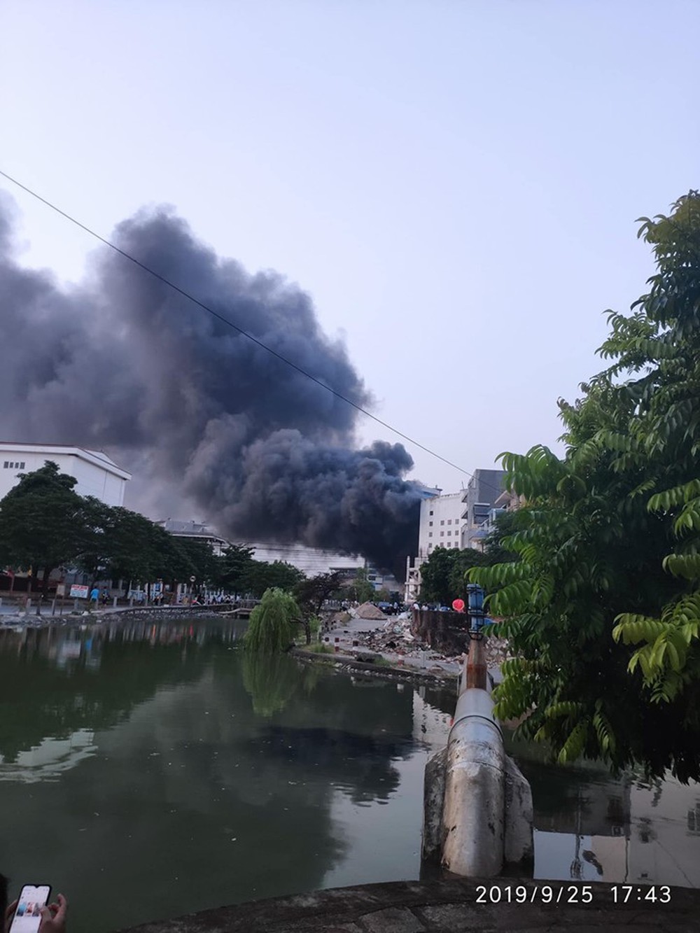 Hải Phòng: Đang cháy lớn tại cửa hàng điện máy Hoàng Gia - Ảnh 2.