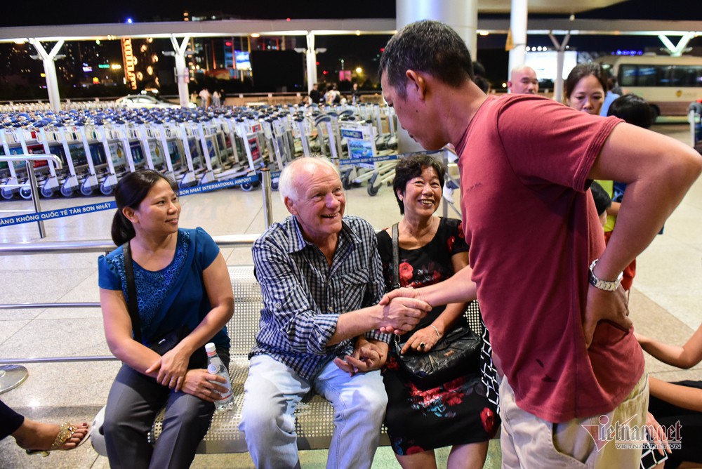Nụ hôn chia tay người tình Việt 50 năm của cựu binh Mỹ trước khi lên máy bay - Ảnh 2.
