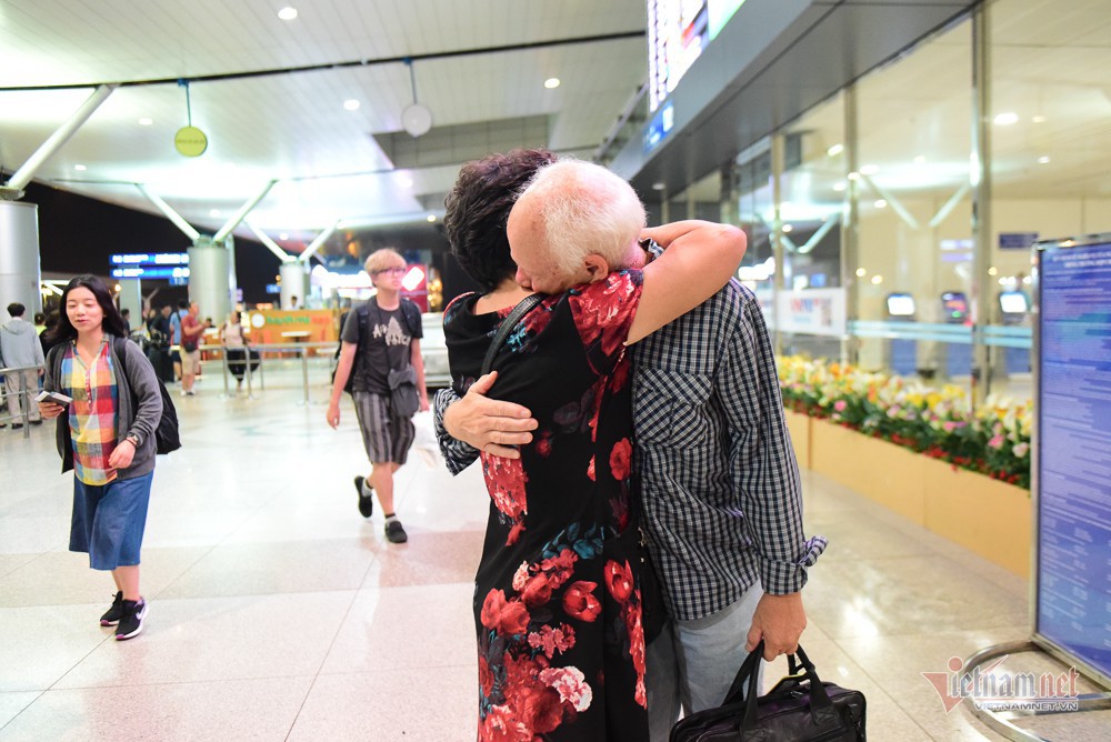 Nụ hôn chia tay người tình Việt 50 năm của cựu binh Mỹ trước khi lên máy bay - Ảnh 14.