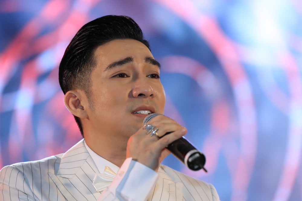 Quang Hà và liveshow thiếu thốn nhất lịch sử: Vừa hát vừa đi mượn thiết bị, nghệ sĩ ôm nhau chia sẻ mất mát - Ảnh 6.
