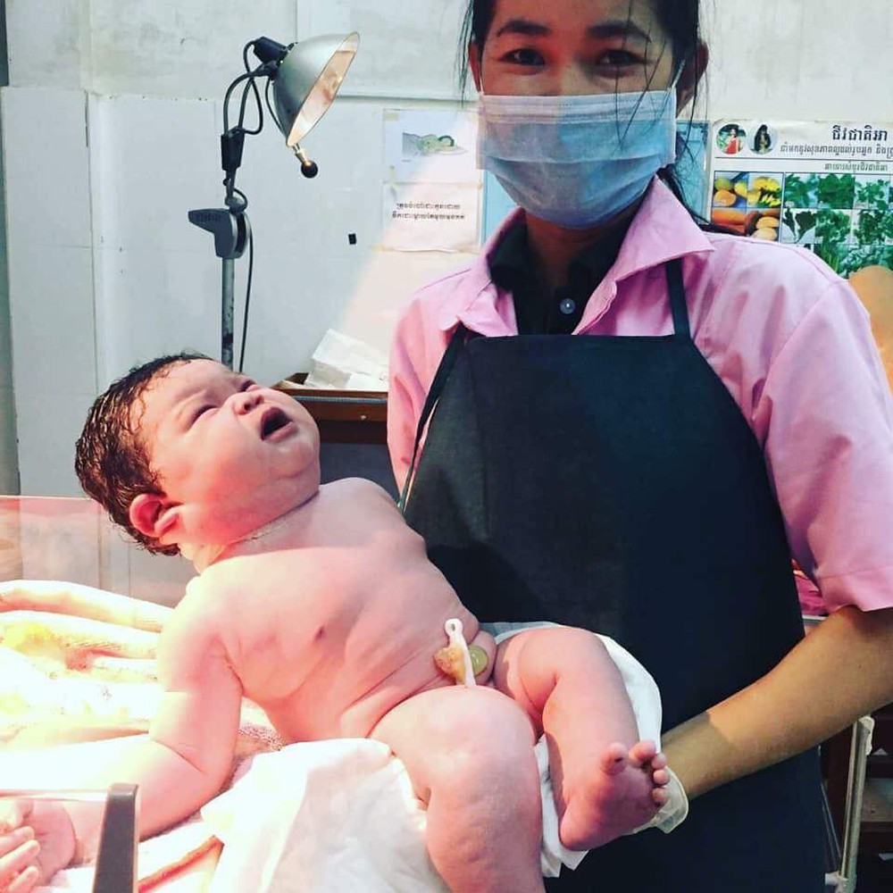 Bà mẹ phi thường: Sinh con nặng 6,8 kg bằng phương pháp sinh thường khiến các mẹ từng chửa đẻ không ngừng “ố, á” - Ảnh 1.