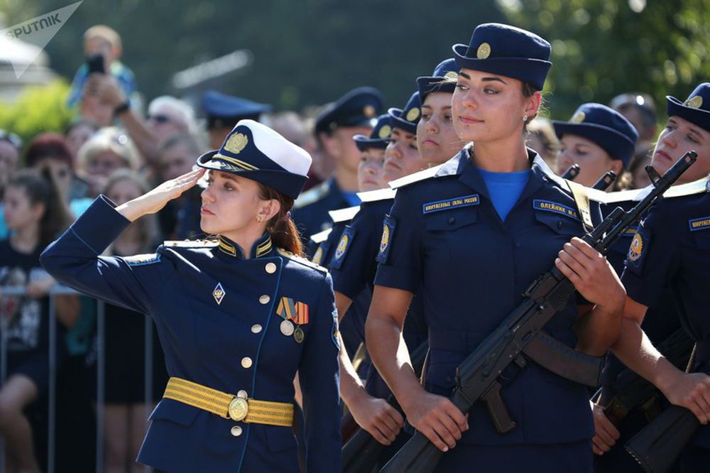 Ngắm các nữ học viên phi công xinh đẹp của quân đội Nga - Ảnh 1.