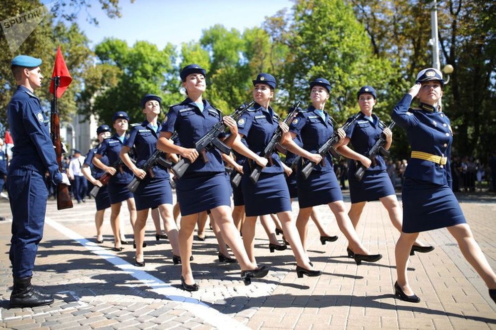 Ngắm các nữ học viên phi công xinh đẹp của quân đội Nga - Ảnh 4.