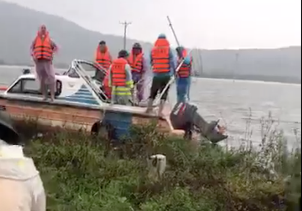 Đi đánh cá trong lũ bị lật thuyền, 2 người đàn ông bị nước cuốn tử vong - Ảnh 1.
