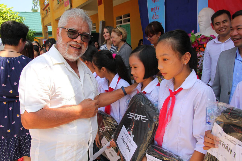 Đoàn cán bộ Ngoại giao và CLB Tình Người trao tặng 1,1 tỷ đồng xây trường học ở Phú Thọ - Ảnh 2.