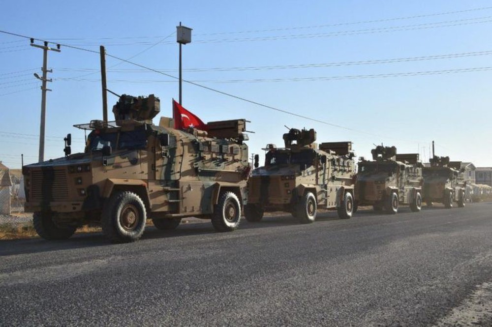 Xe quân sự Thổ Nhĩ Kỳ rầm rập tiến vào Syria, UAV quần thảo trên không bảo vệ - Ảnh 2.