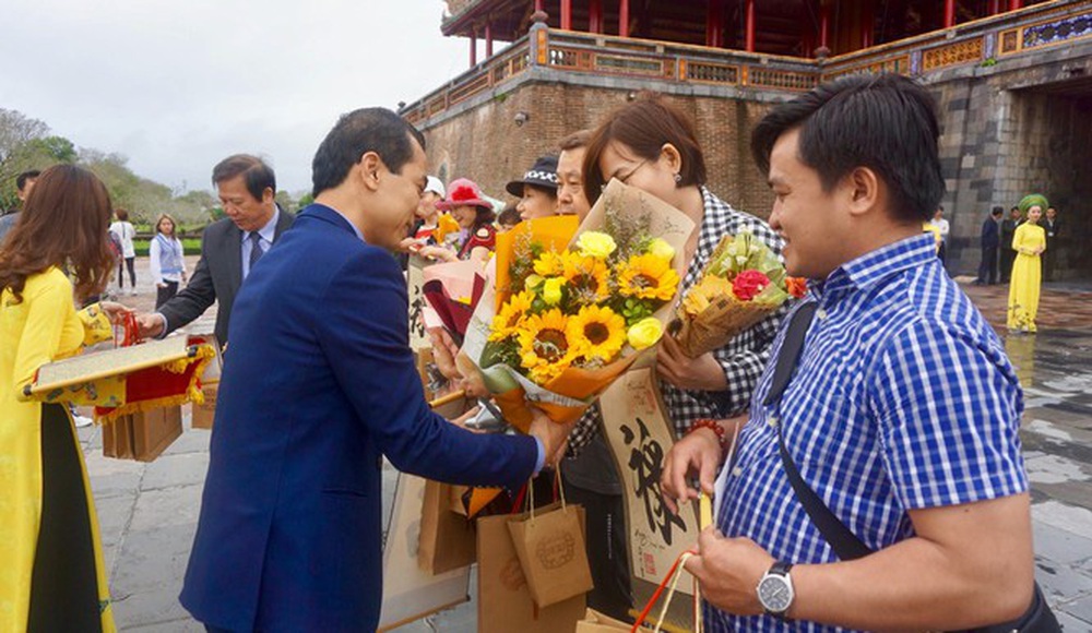 Đến Đại nội Huế ngắm đàn cá ‘khủng’ 5.000 con lấy may ngày đầu năm 2020 - Ảnh 9.