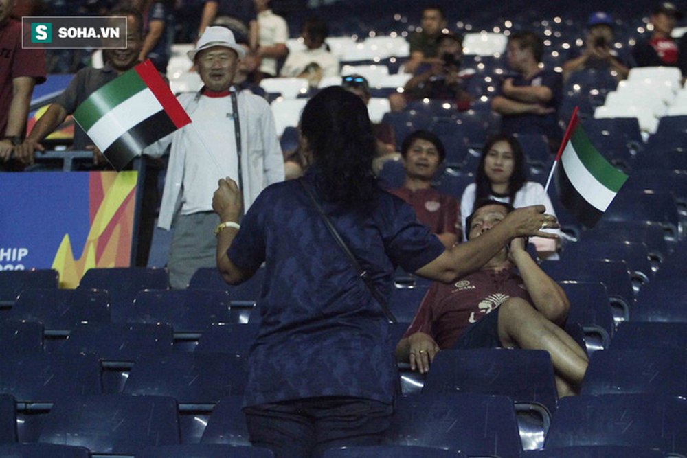 CĐV Thái Lan cầm cờ, cổ vũ UAE trên sân Buriram vì dạo này thua Việt Nam hơi nhiều - Ảnh 5.
