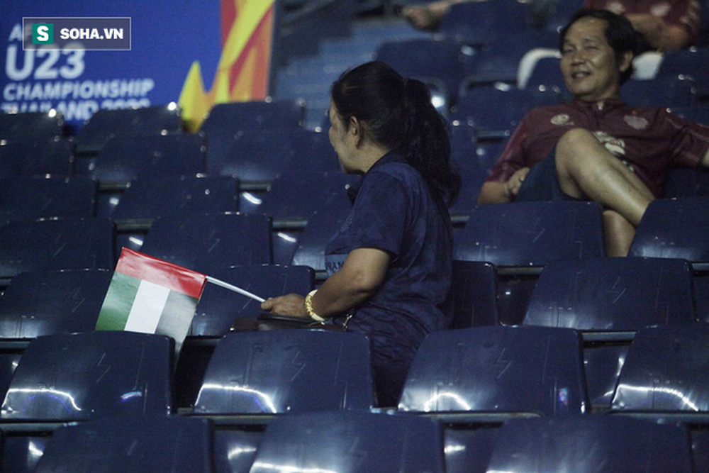 CĐV Thái Lan cầm cờ, cổ vũ UAE trên sân Buriram vì dạo này thua Việt Nam hơi nhiều - Ảnh 4.