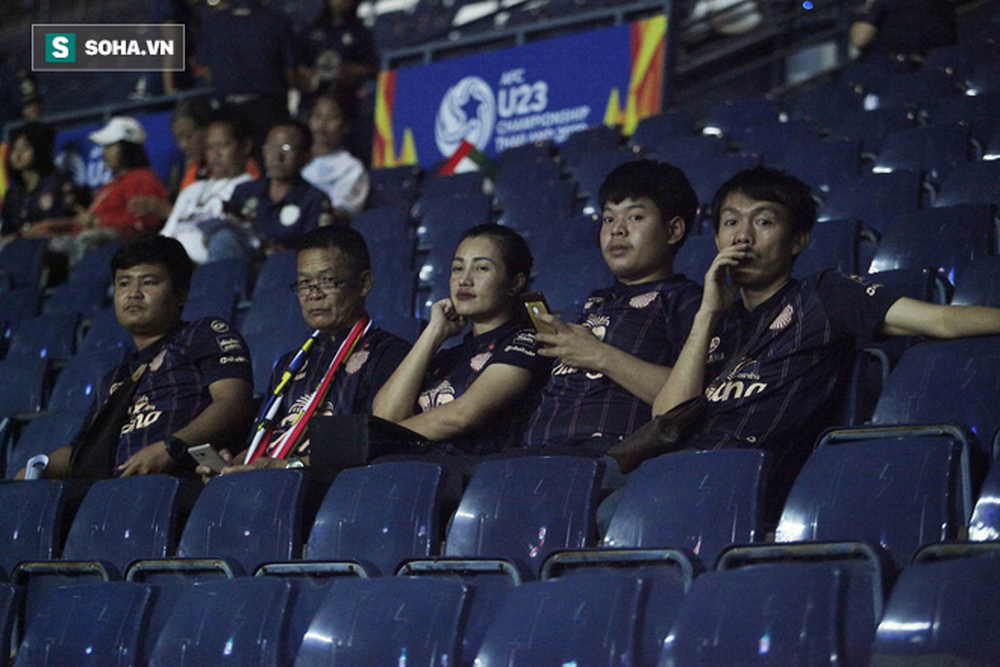 CĐV Thái Lan cầm cờ, cổ vũ UAE trên sân Buriram vì dạo này thua Việt Nam hơi nhiều - Ảnh 2.