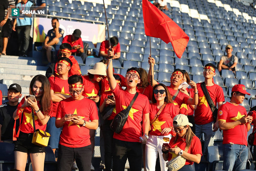 CĐV Thái Lan cầm cờ, cổ vũ UAE trên sân Buriram vì dạo này thua Việt Nam hơi nhiều - Ảnh 1.