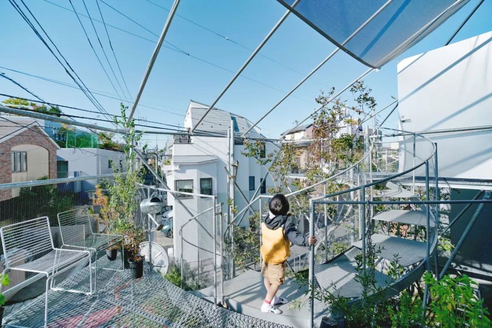 Mua mảnh đất ở khu nhà giàu, gia đình ba thế hệ thiết kế ngôi nhà đặc biệt chỉ toàn ánh sáng và cây xanh ở Nhật Bản - Ảnh 22.