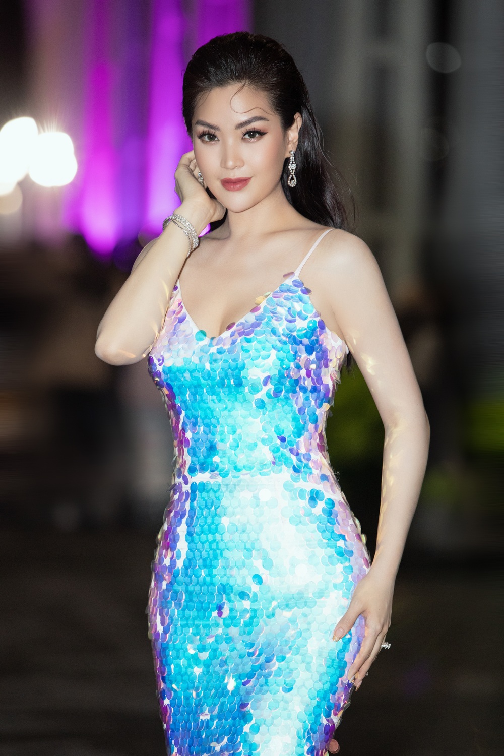 Hoa hậu Lương Thùy Linh vấp ngã trên thảm đỏ - Ảnh 15.