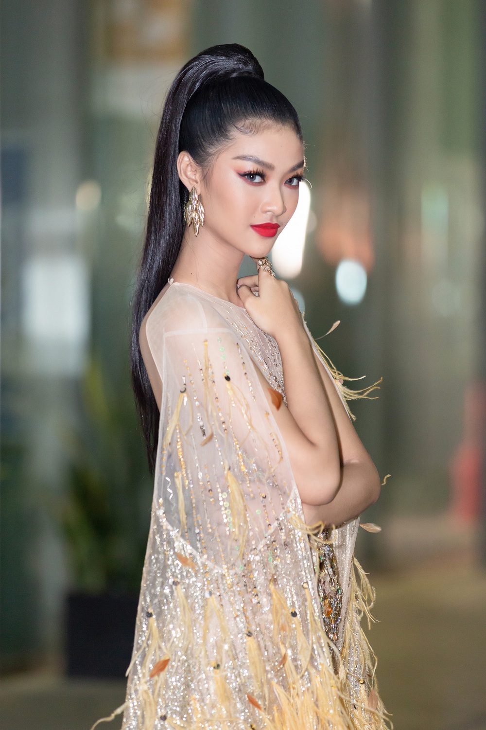 Hoa hậu Lương Thùy Linh vấp ngã trên thảm đỏ - Ảnh 11.