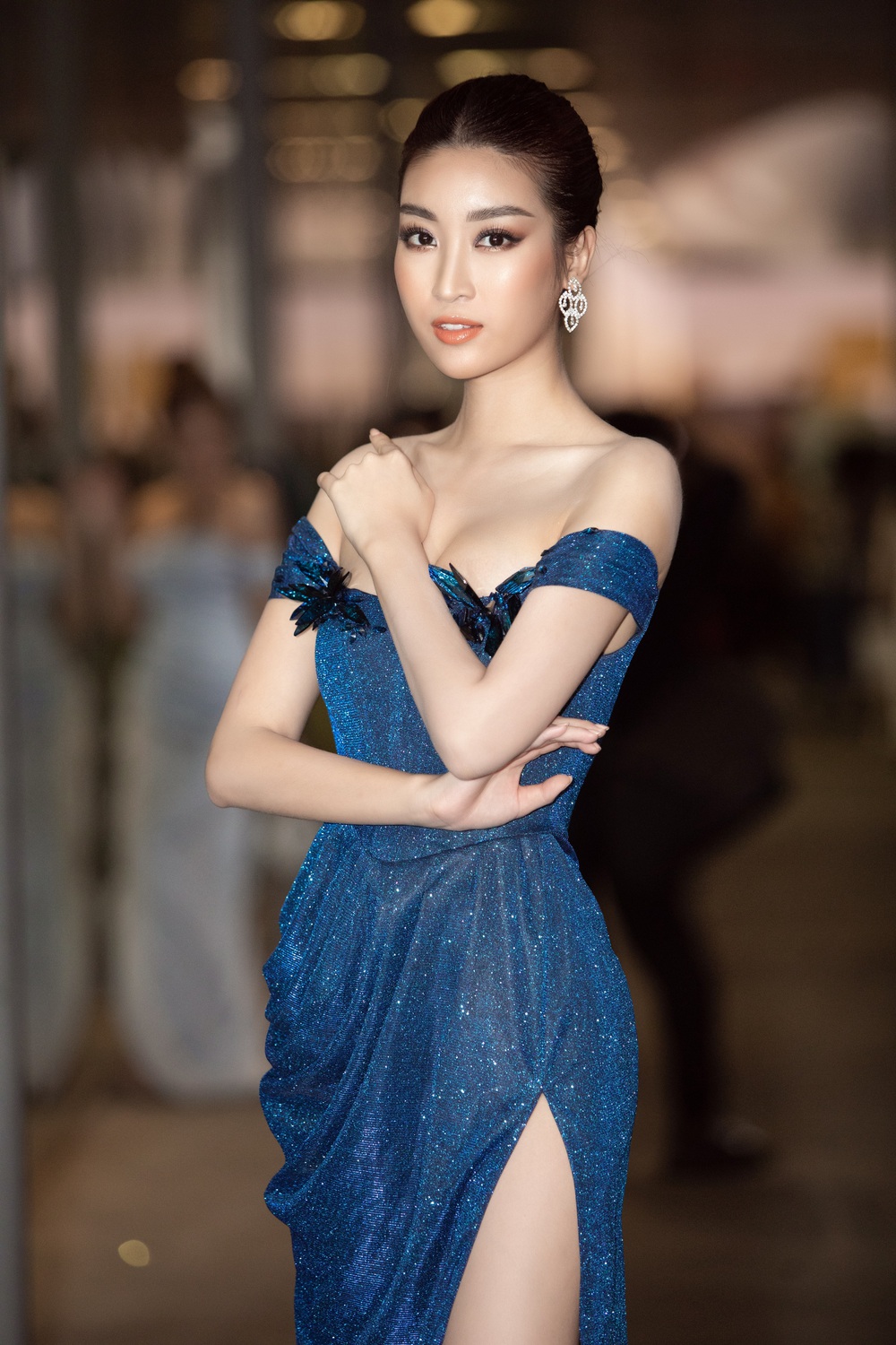 Hoa hậu Lương Thùy Linh vấp ngã trên thảm đỏ - Ảnh 4.