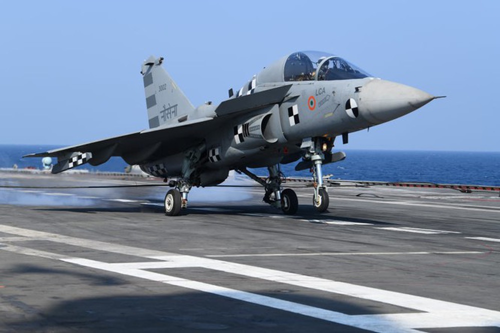 Tiêm kích nội địa hàng đầu của Ấn Độ Tejas hạ cánh xuống tàu sân bay - Ảnh 3.