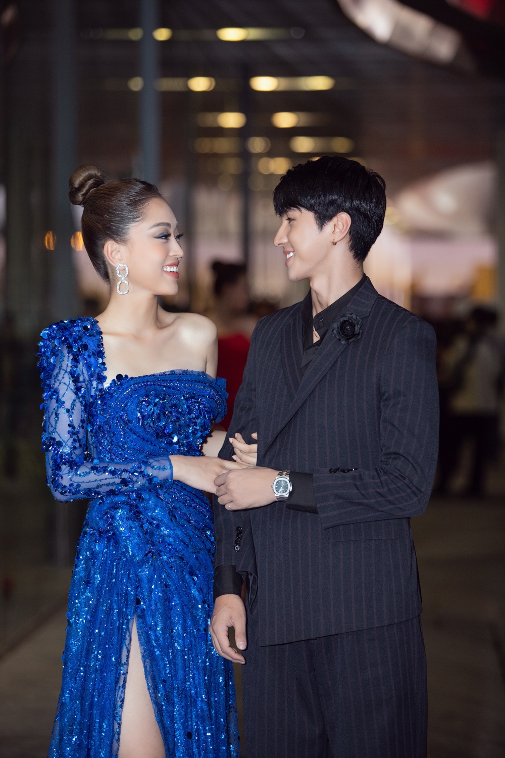 Hoa hậu Lương Thùy Linh vấp ngã trên thảm đỏ - Ảnh 10.