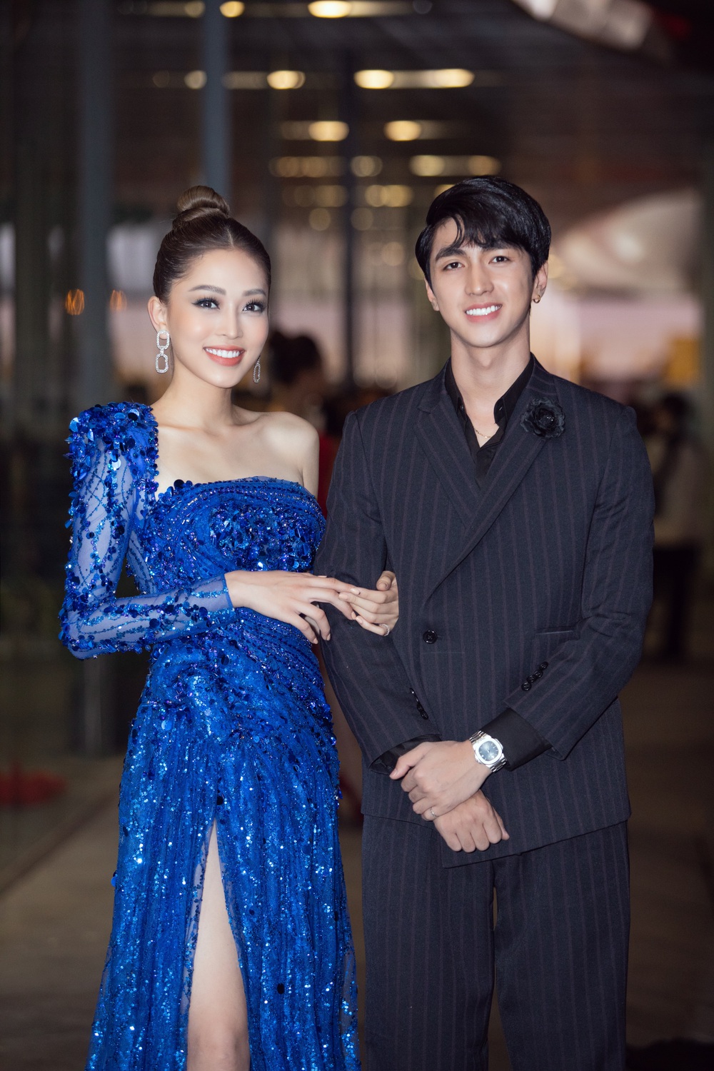 Hoa hậu Lương Thùy Linh vấp ngã trên thảm đỏ - Ảnh 9.