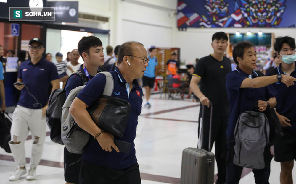 Thầy Park mệt mỏi, U23 Việt Nam lặng lẽ về Bangkok chuẩn bị quyết đấu Triều Tiên - Ảnh 1.