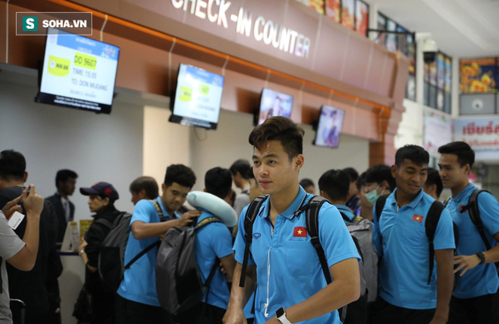 Thầy Park mệt mỏi, U23 Việt Nam lặng lẽ về Bangkok chuẩn bị quyết đấu Triều Tiên - Ảnh 2.