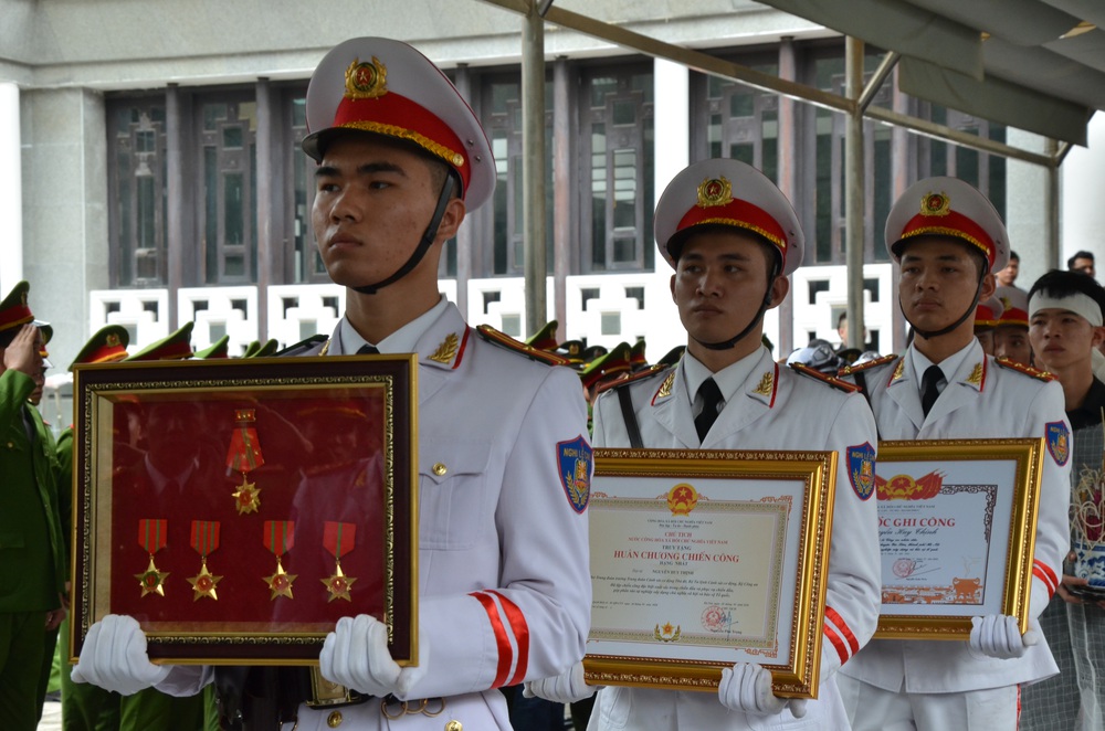 Nghẹn ngào tiễn đưa 3 liệt sĩ hy sinh tại Đồng Tâm - Ảnh 4.